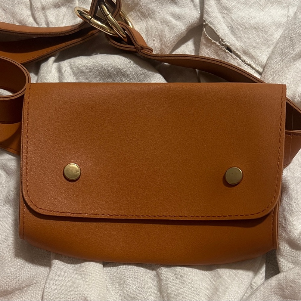 GIGI PIP leather belt bag in cognac